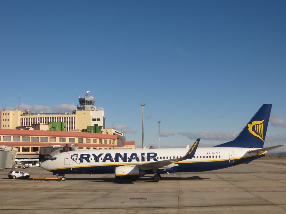 COMO É VOAR COM A LOW COST EUROPEIA RYANAIR?